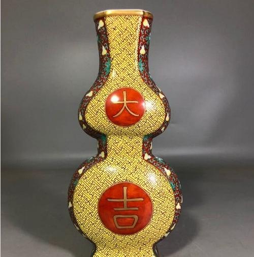 中国传统陶瓷历史悠久陶瓷艺术品具备极高的欣赏与收藏价值